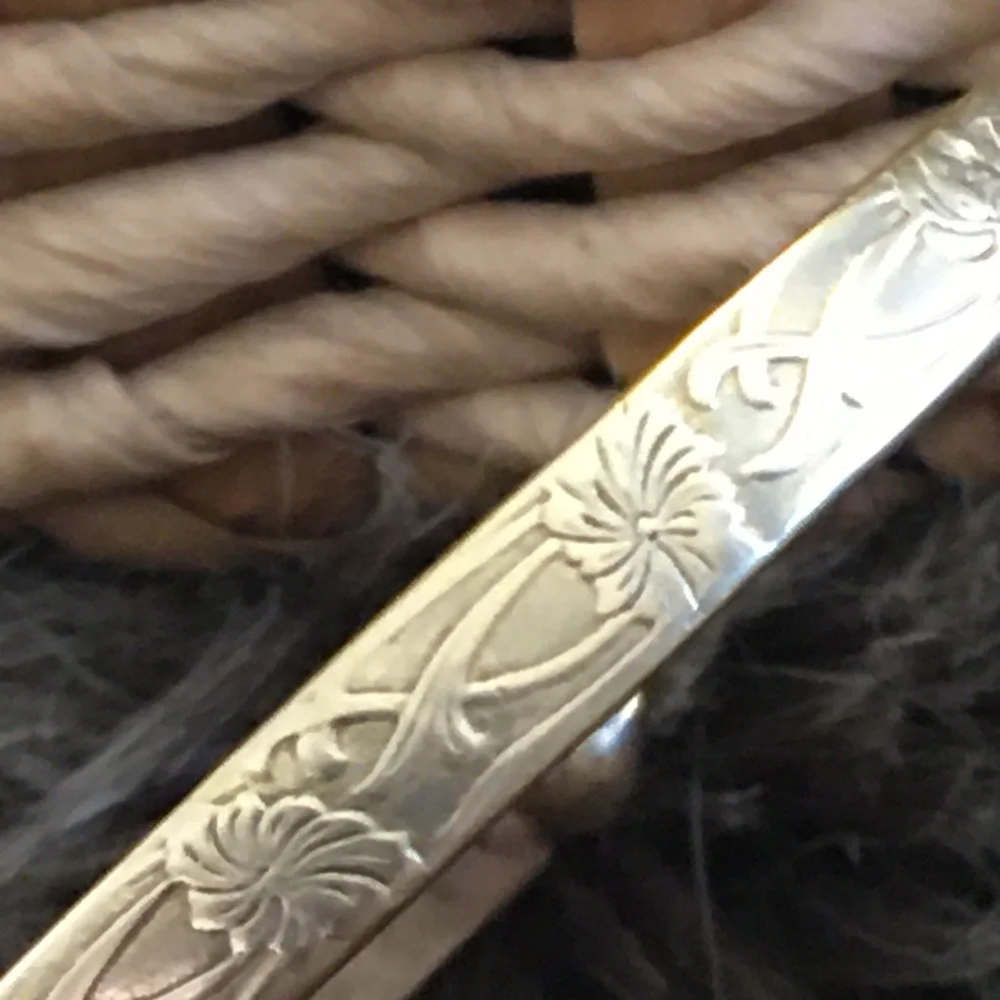 Victorian era 18CT gold ball end torque bangle